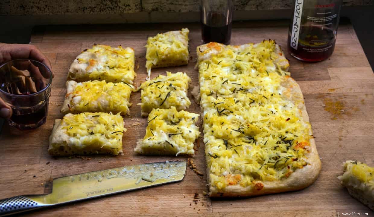 La recette de Rachel Roddy pour pizza en tranches avec pommes de terre et romarin 