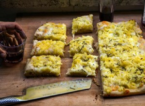 La recette de Rachel Roddy pour pizza en tranches avec pommes de terre et romarin 