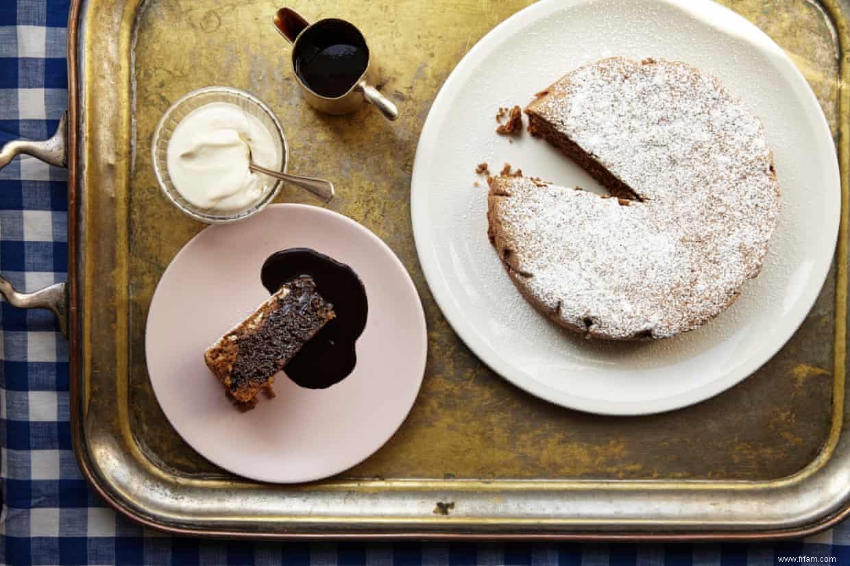 La recette de Jeremy Lee pour le gâteau aux noix avec une sauce au chocolat 