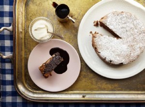 La recette de Jeremy Lee pour le gâteau aux noix avec une sauce au chocolat 