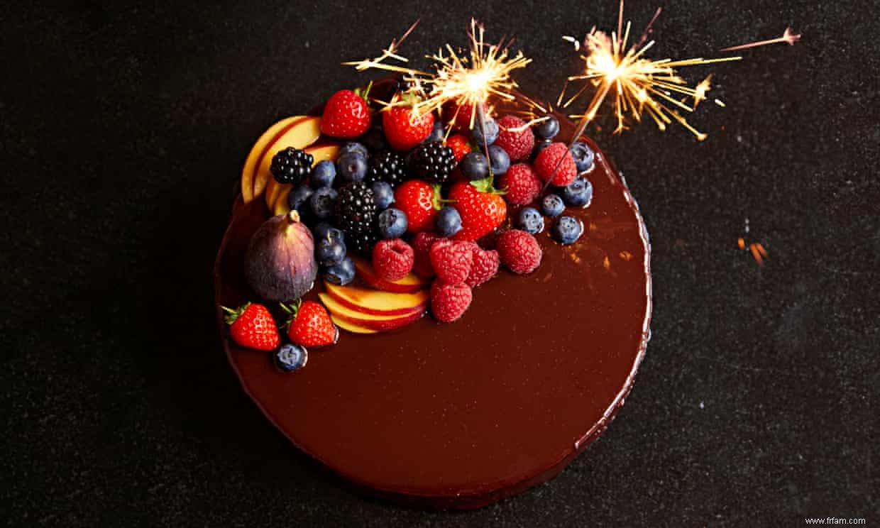 Recettes de gâteau de fête de Tamal Ray :tour arc-en-ciel et mousse au chocolat glacée 