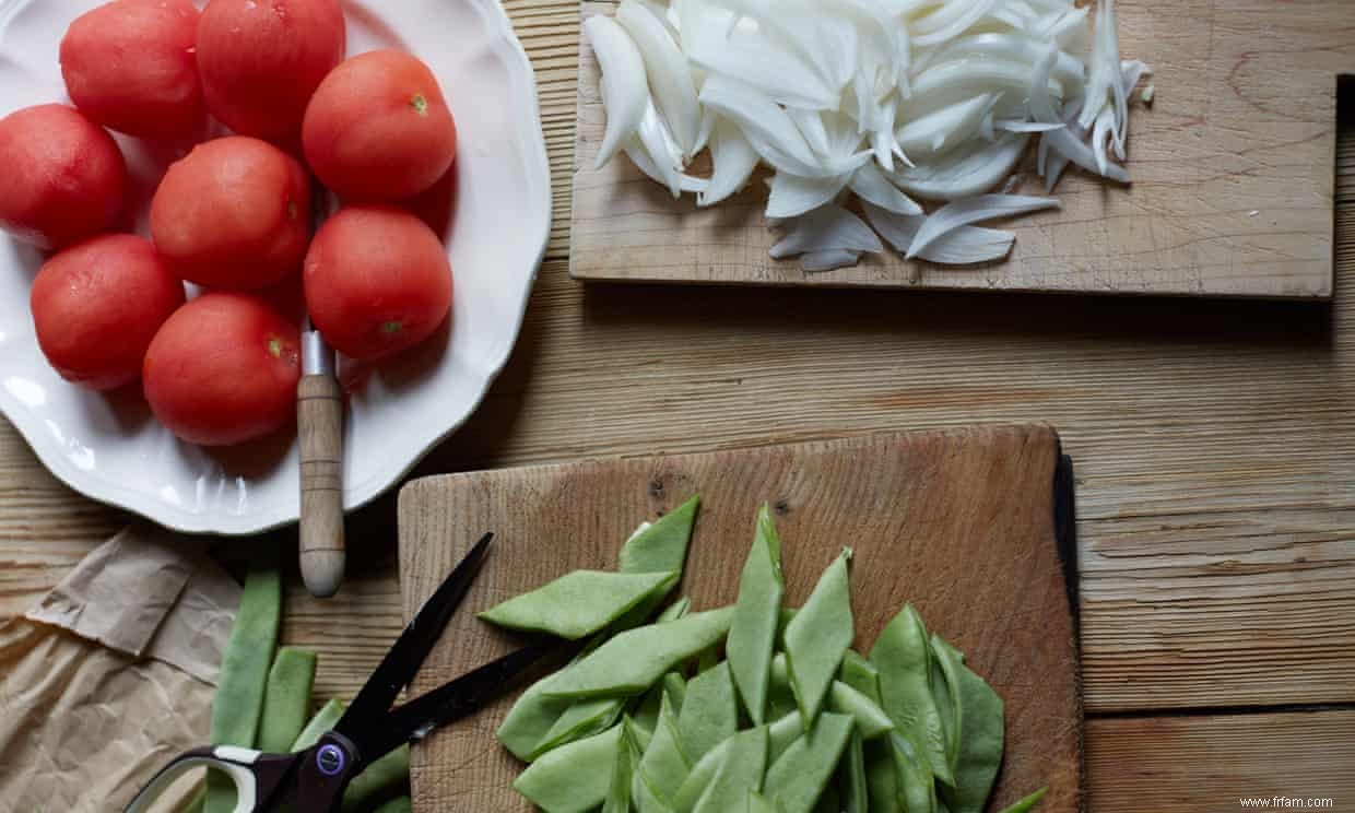 La recette de Rachel Roddy pour les haricots verts braisés avec des tomates et des oignons 