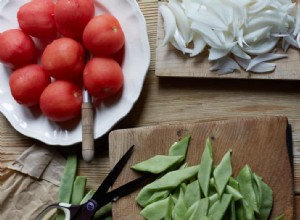 La recette de Rachel Roddy pour les haricots verts braisés avec des tomates et des oignons 