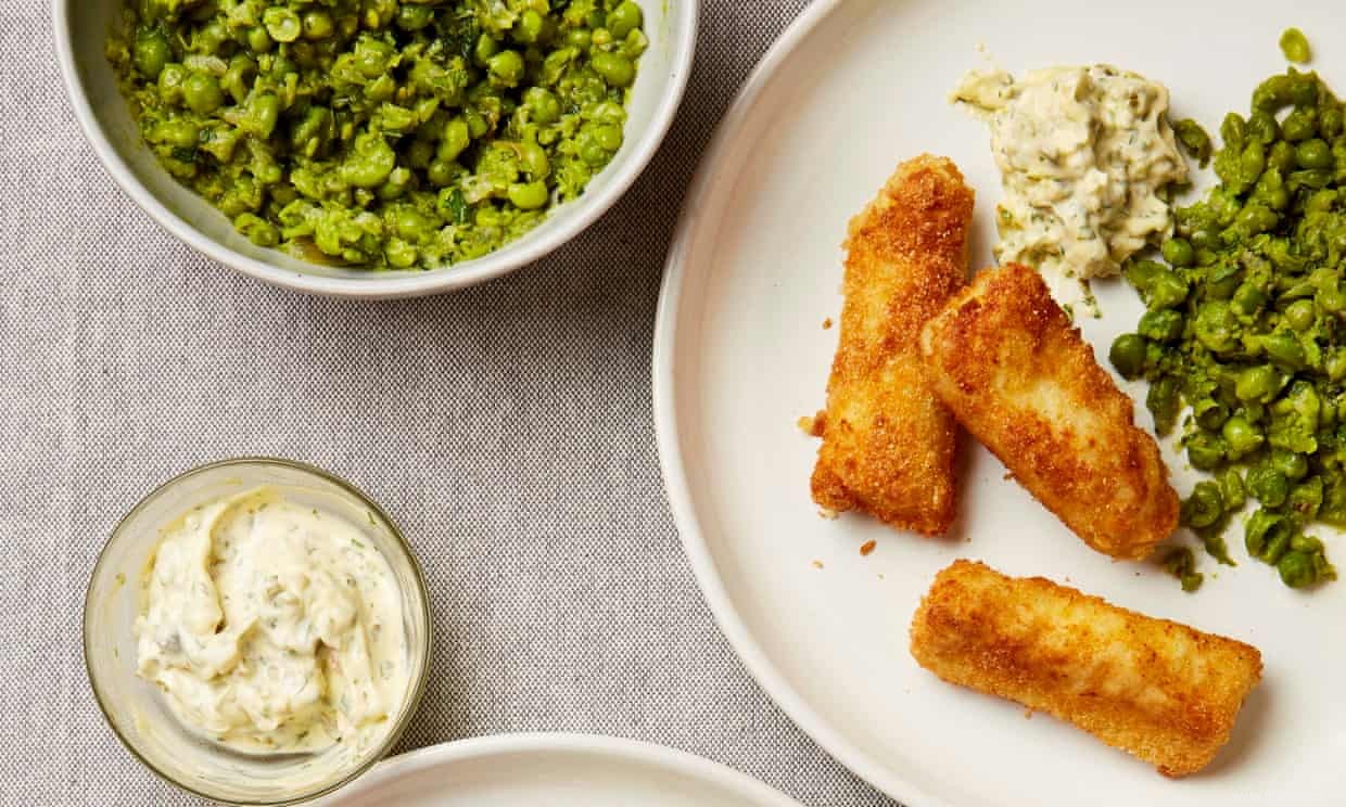 Les recettes de Thomasina Miers :bâtonnets de poisson maison avec purée de petits pois et sauce tartare, plus pancakes aux myrtilles 