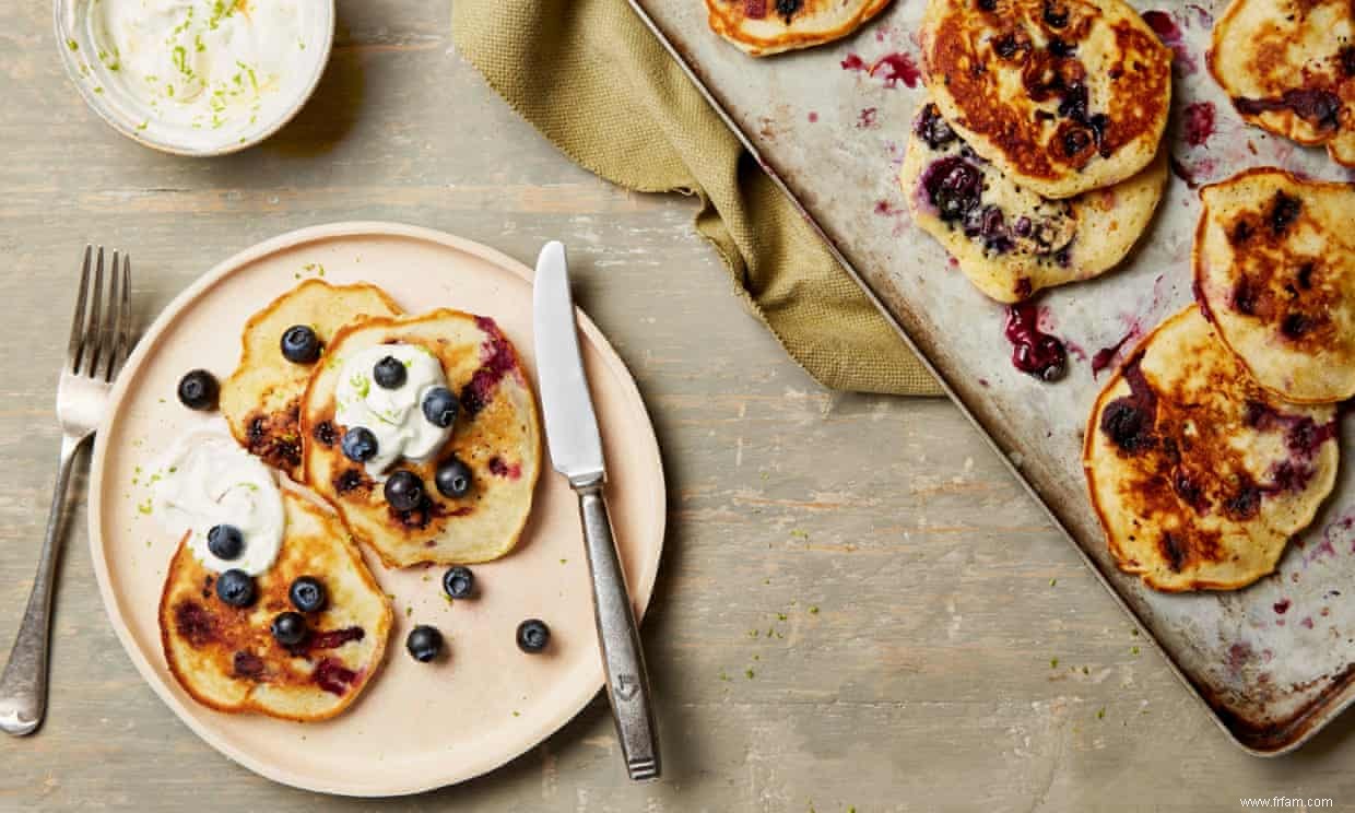 Les recettes de Thomasina Miers :bâtonnets de poisson maison avec purée de petits pois et sauce tartare, plus pancakes aux myrtilles 