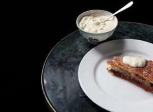 La recette de Jeremy Lee pour la tarte à la crème sure aux baies russes et à la rhubarbe 