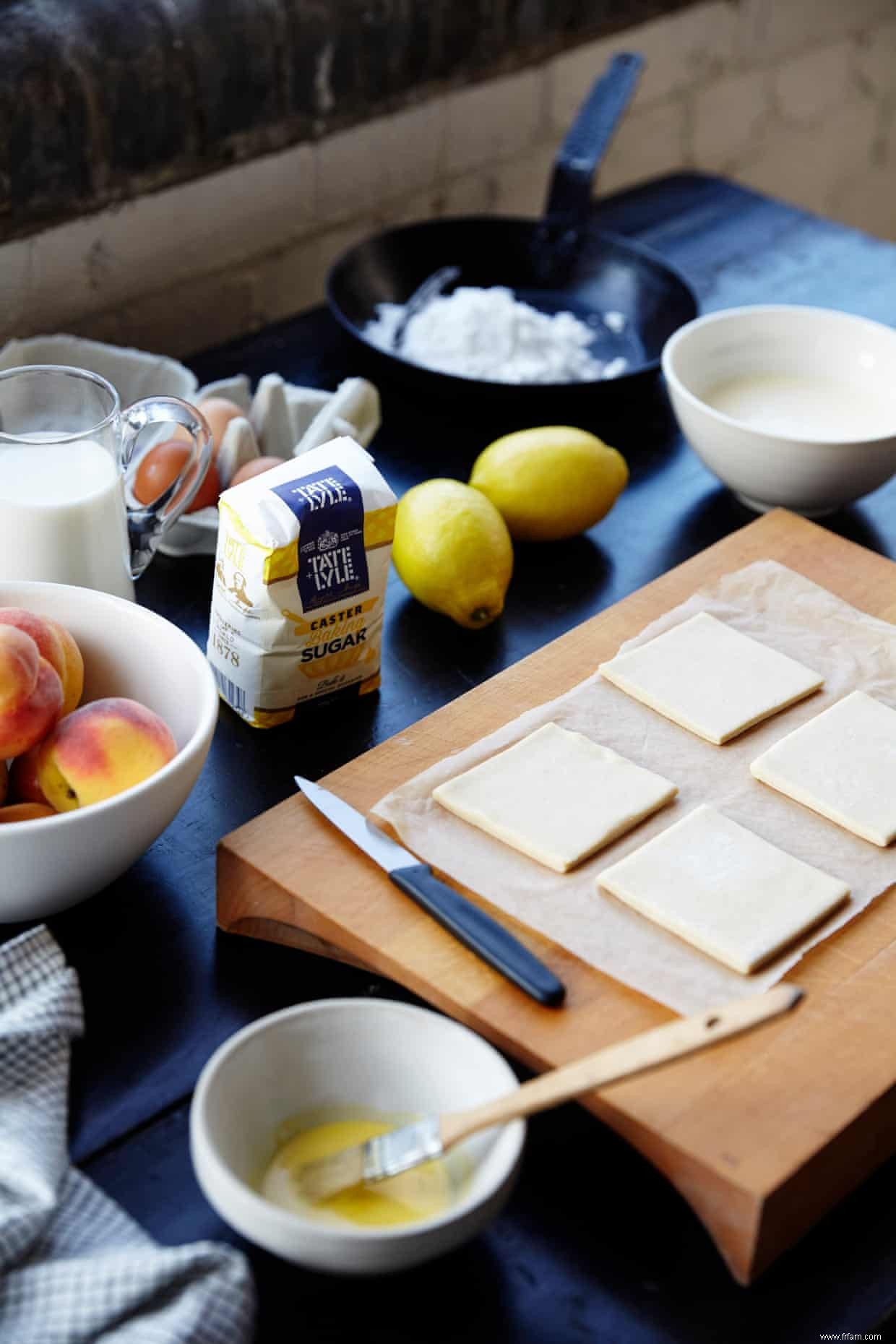 La recette étape par étape de Jeremy Lee pour les pâtisseries aux pêches caramélisées 