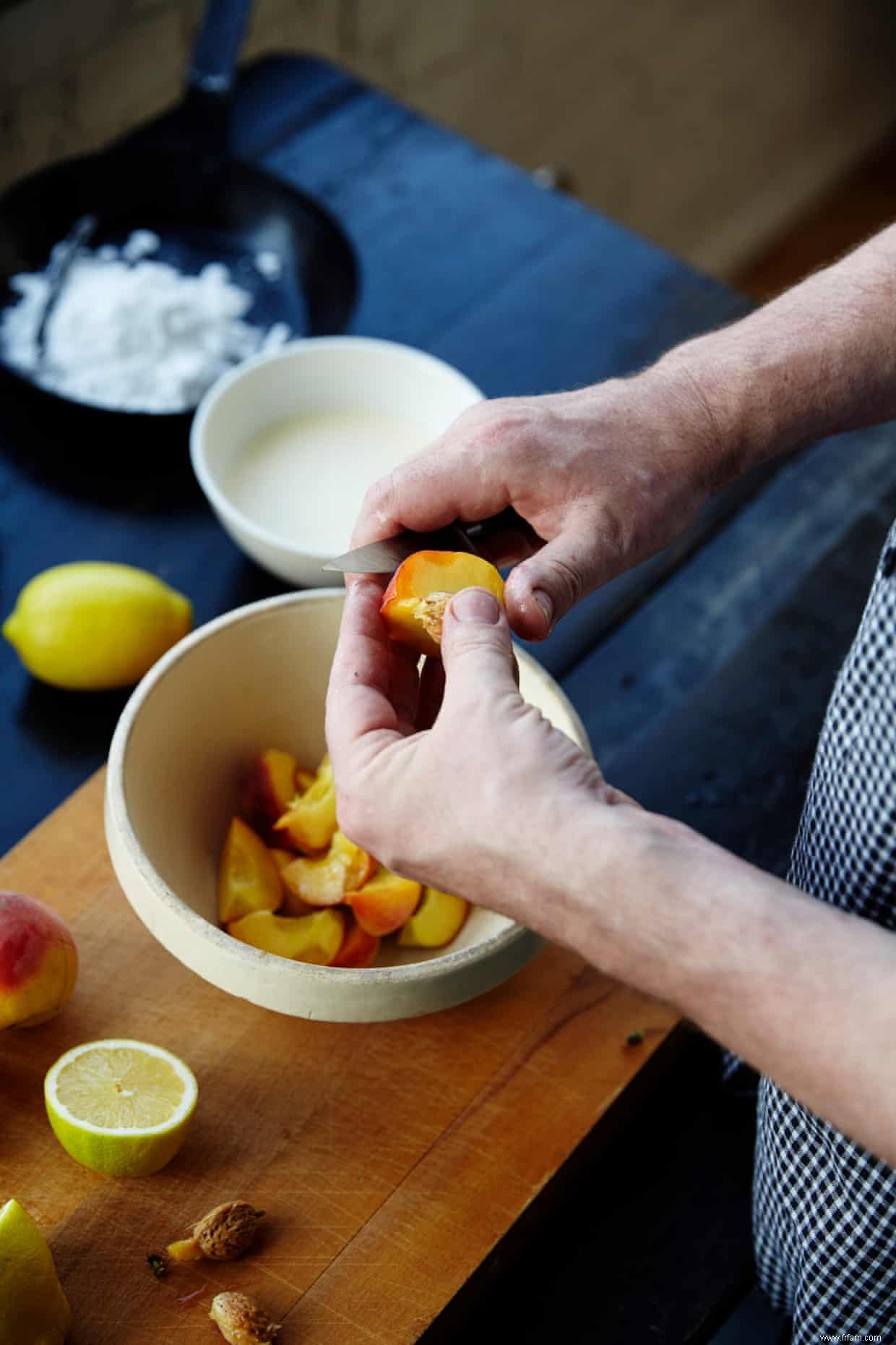 La recette étape par étape de Jeremy Lee pour les pâtisseries aux pêches caramélisées 