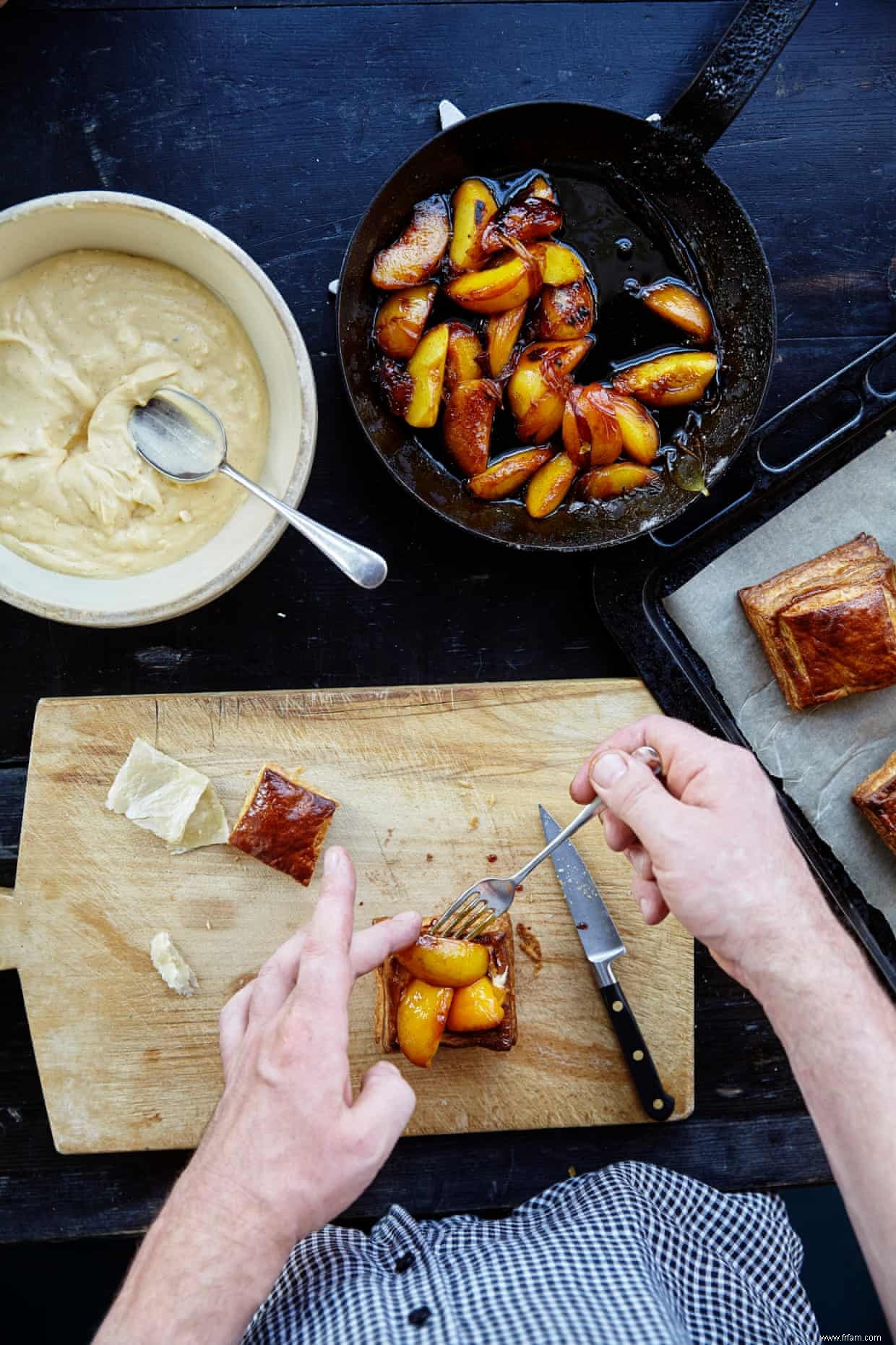 La recette étape par étape de Jeremy Lee pour les pâtisseries aux pêches caramélisées 