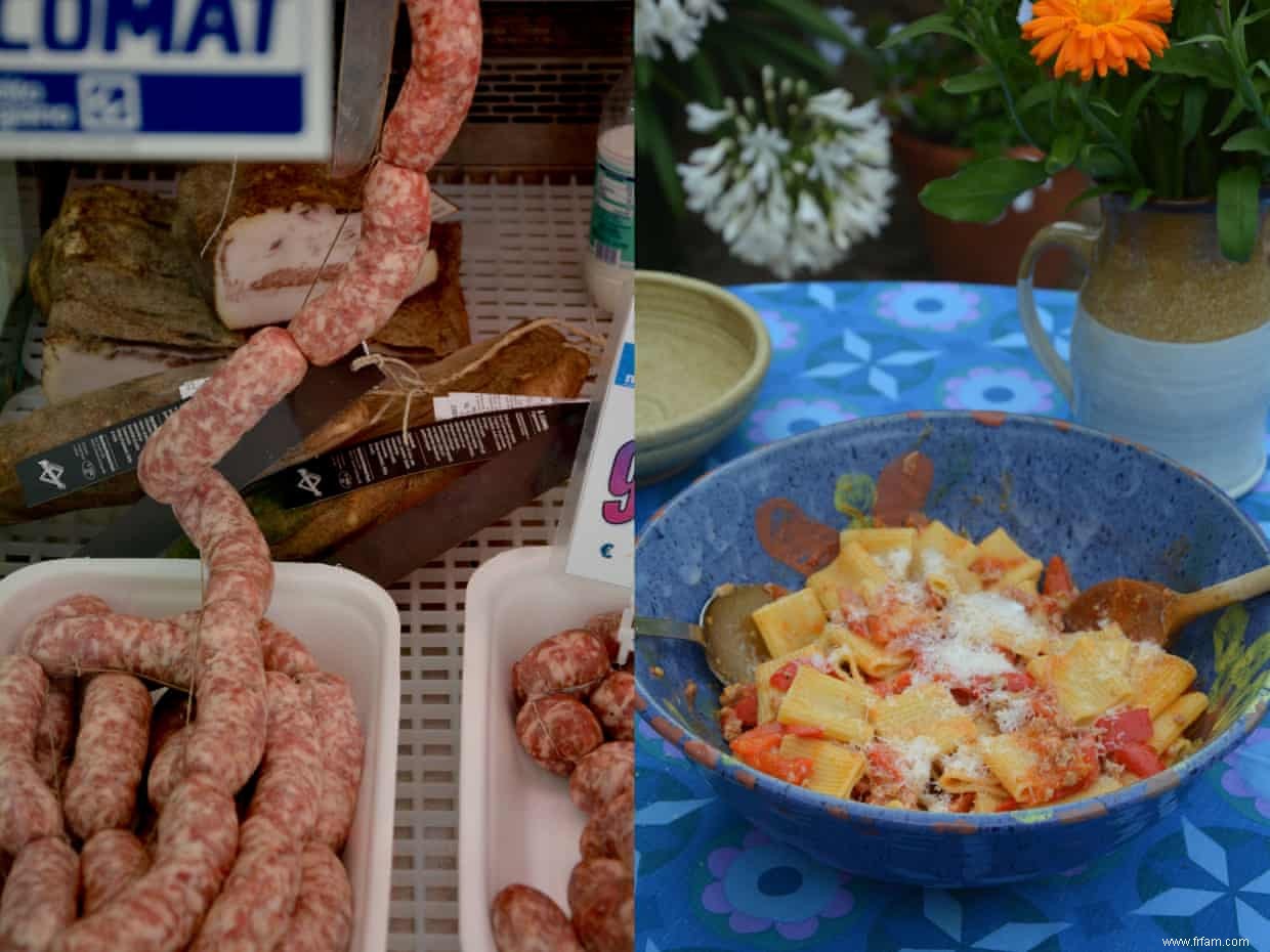 La recette de saucisses dans une sauce au poivron rouge de Rachel Roddy 