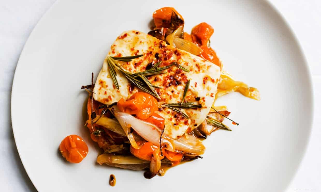 Halloumi cuit au four avec la recette de tomates de Nigel Slater 