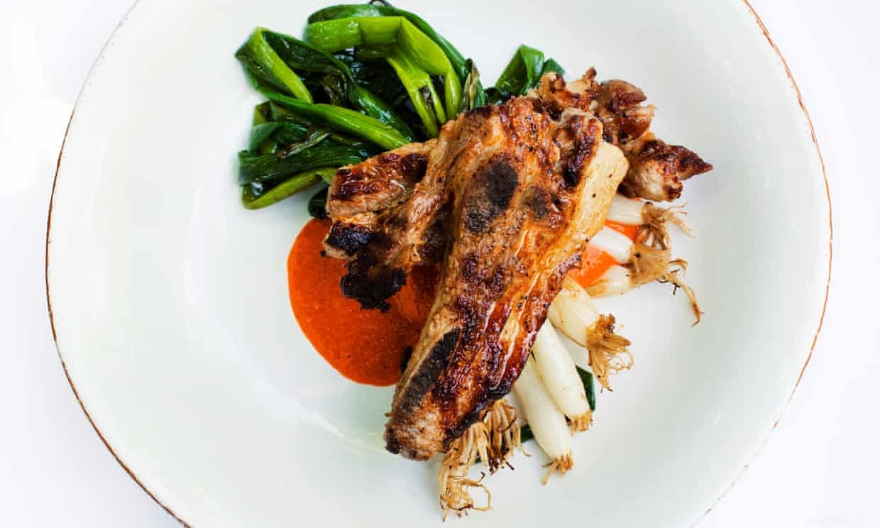 Recette de poitrine de porc grillée, oignons nouveaux et romesco rapide de Nigel Slater 