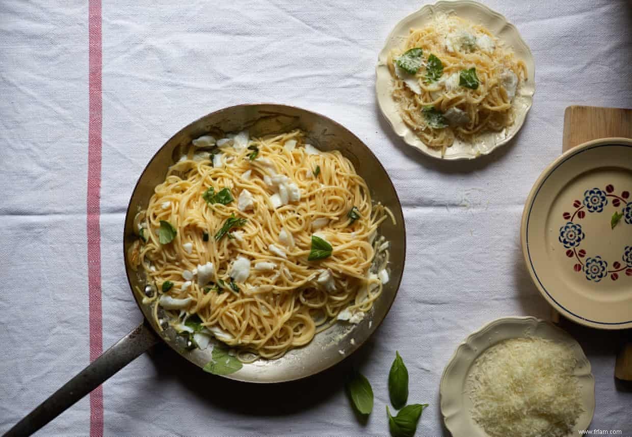 La recette de Rachel Roddy pour les spaghettis à la morue salée, pecorino et basilic 