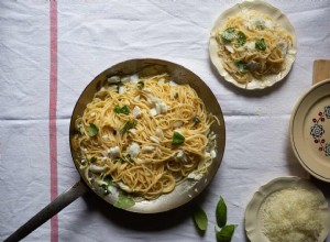 La recette de Rachel Roddy pour les spaghettis à la morue salée, pecorino et basilic 