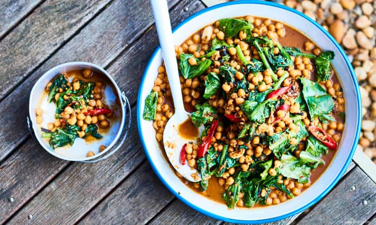 Recette de l agneau rôti lentement de Chin Chin mariné dans une feuille de curry et des pois chiches sautés 