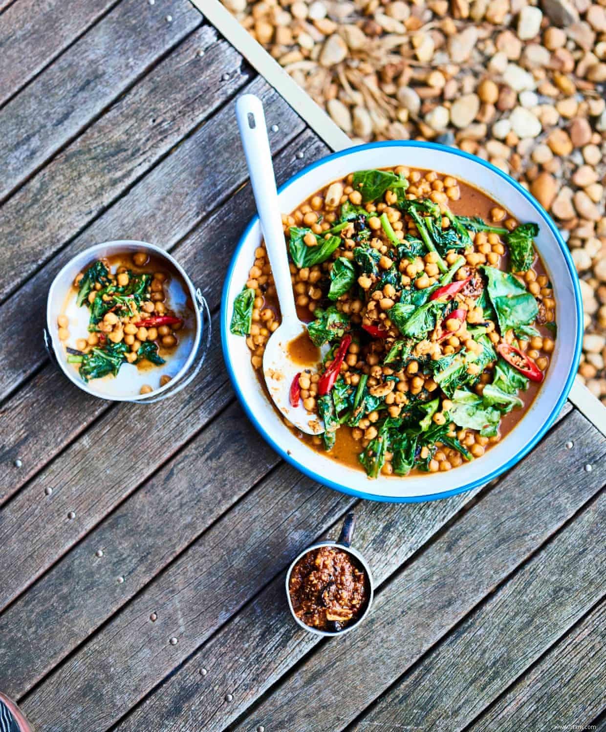 Recette de l agneau rôti lentement de Chin Chin mariné dans une feuille de curry et des pois chiches sautés 