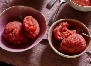 La recette d Anna Jones pour la salade de prunes, citron vert et cacahuètes 