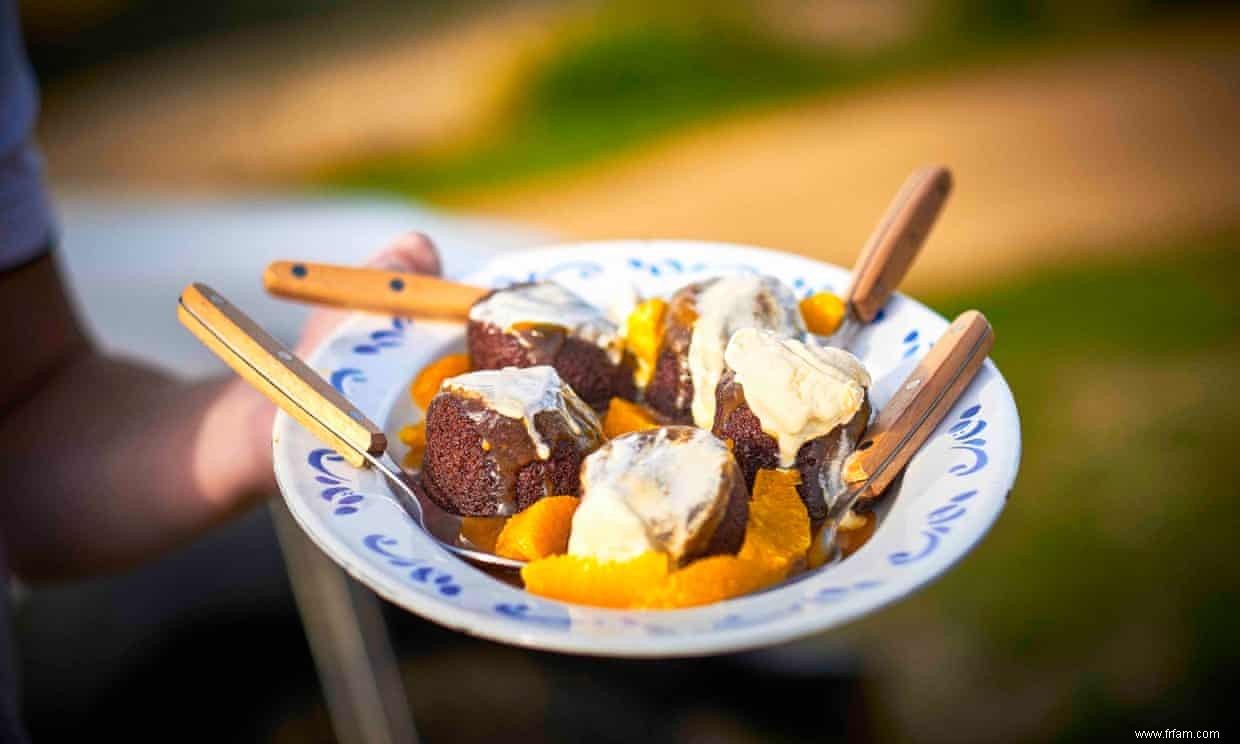 Pudding aux dattes collantes de Chin Chin avec sauce au caramel et aux dattes rouges 