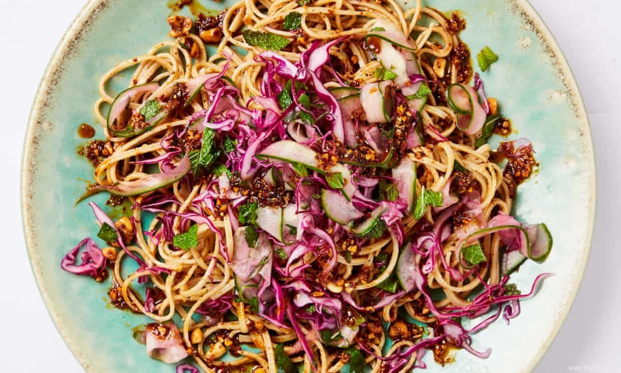 La recette de Meera Sodha pour des nouilles végétaliennes à l huile de piment et au chou rouge 