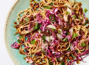 La recette de Meera Sodha pour des nouilles végétaliennes à l huile de piment et au chou rouge 