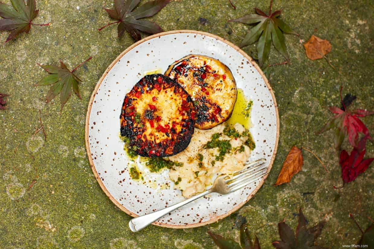 Recettes végétariennes de barbecue nocturne autour d un feu de joie :steaks de céleri-rave et patates douces au four 