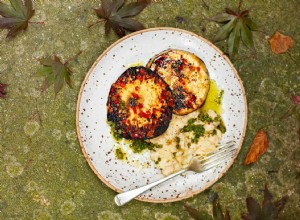 Recettes végétariennes de barbecue nocturne autour d un feu de joie :steaks de céleri-rave et patates douces au four 