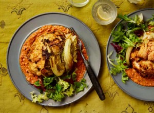 La recette de Thomasina Miers du chou-fleur entier rôti au muhammara 