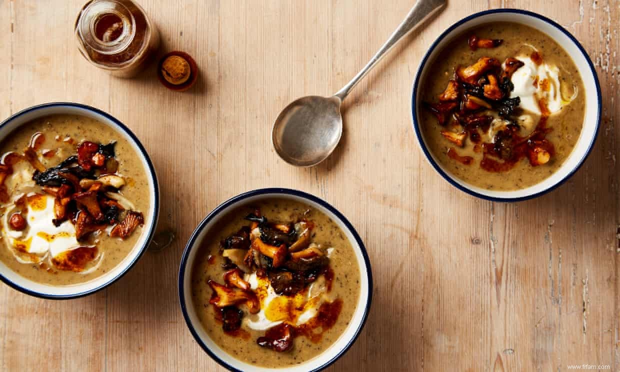 La recette facile de Thomasina Miers pour la soupe de pommes de terre, poireaux et champignons sauvages à l huile de chipotle 