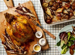 Recette facile de Thomasina Miers pour le poulet rôti au poivre noir, origan, feuilles amères et topinambours 