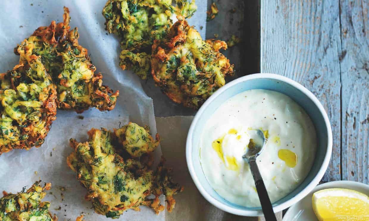 Beignets de courgettes et feta de Matt Moran avec trempette au yaourt 