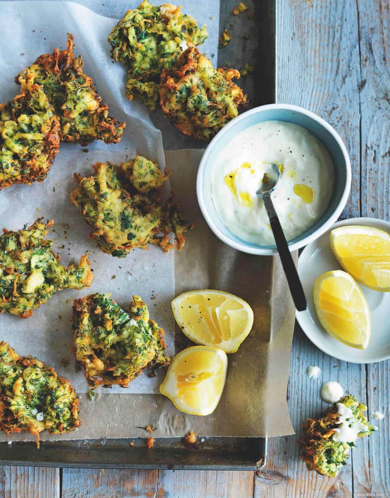 Beignets de courgettes et feta de Matt Moran avec trempette au yaourt 