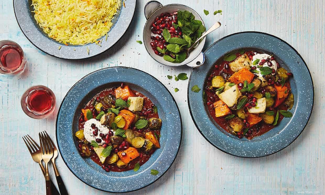 Recette de Thomasina Miers pour les légumes d hiver rôtis à la sauce aux noix et à la grenade 