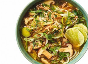 La recette vegan de Meera Sodha pour shiitake pho aux poireaux croustillants 