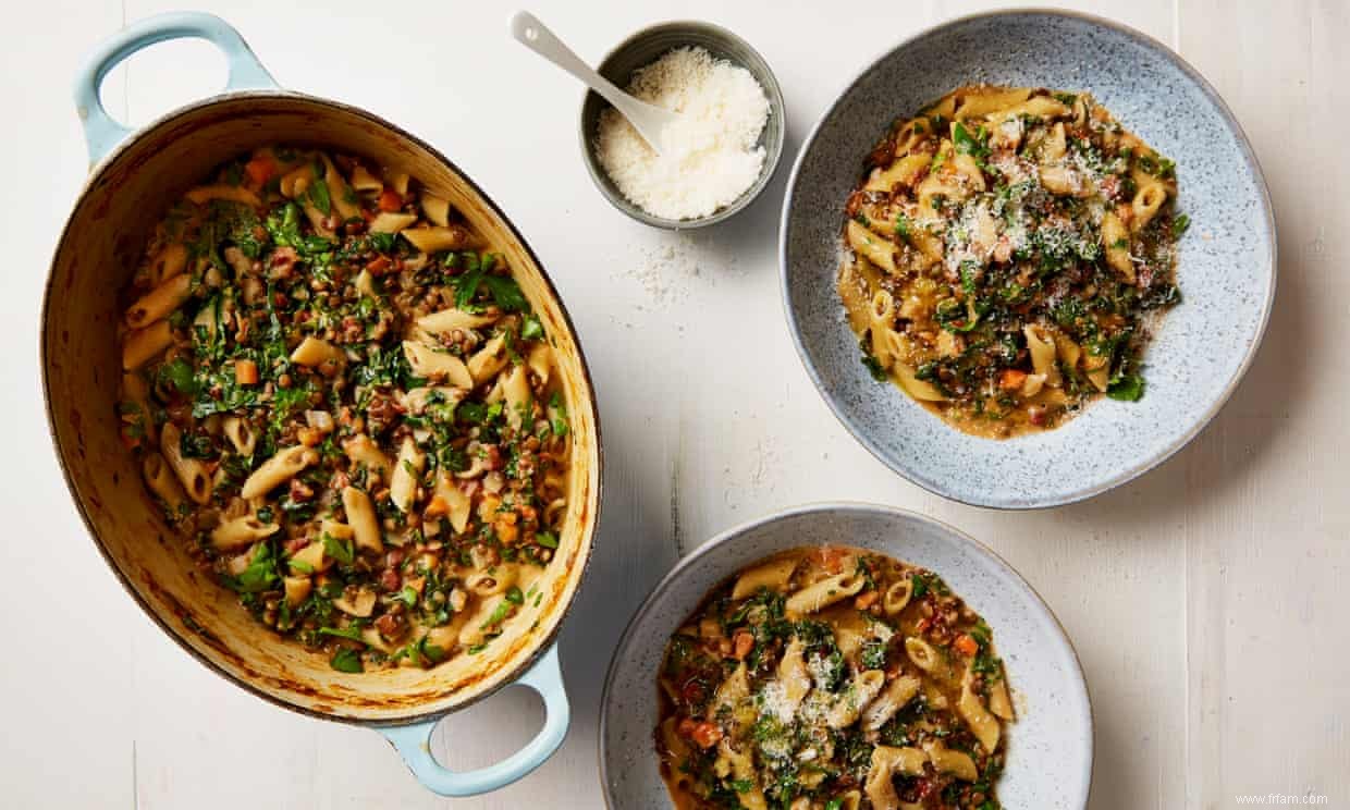 La recette facile de Thomasina Miers pour les penne en un pot avec sauce aux lentilles, tomates et chou frisé 