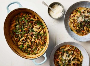 La recette facile de Thomasina Miers pour les penne en un pot avec sauce aux lentilles, tomates et chou frisé 