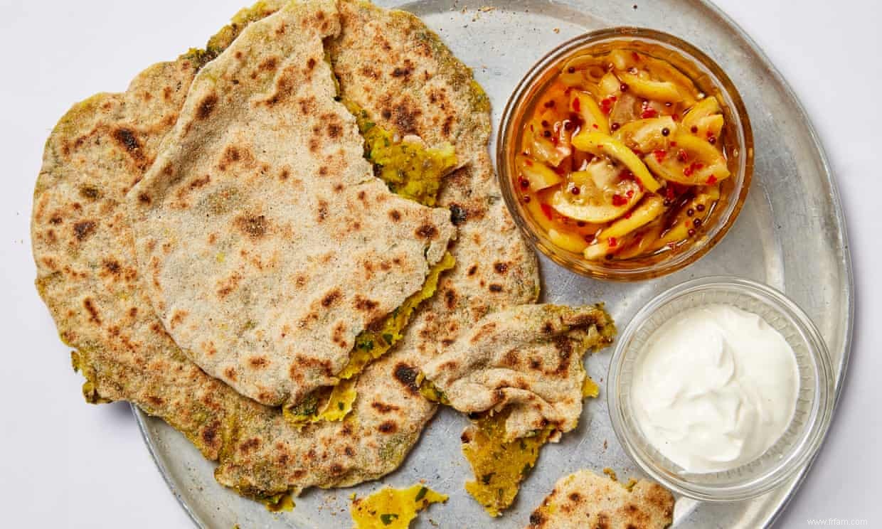 Recette végétalienne de Meera Sodha pour aloo paratha avec cornichon rapide au citron 