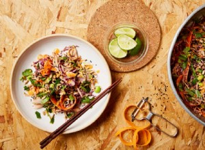 La recette de Thomasina Miers pour les nouilles soba aux légumes arc-en-ciel dans une vinaigrette aux graines de sésame 