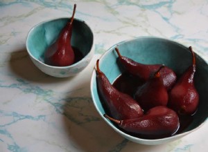 La recette des poires pochées au vin rouge de Rachel Roddy 