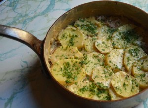 La recette de Rachel Roddy pour un gratin de pommes de terre et cèpes 