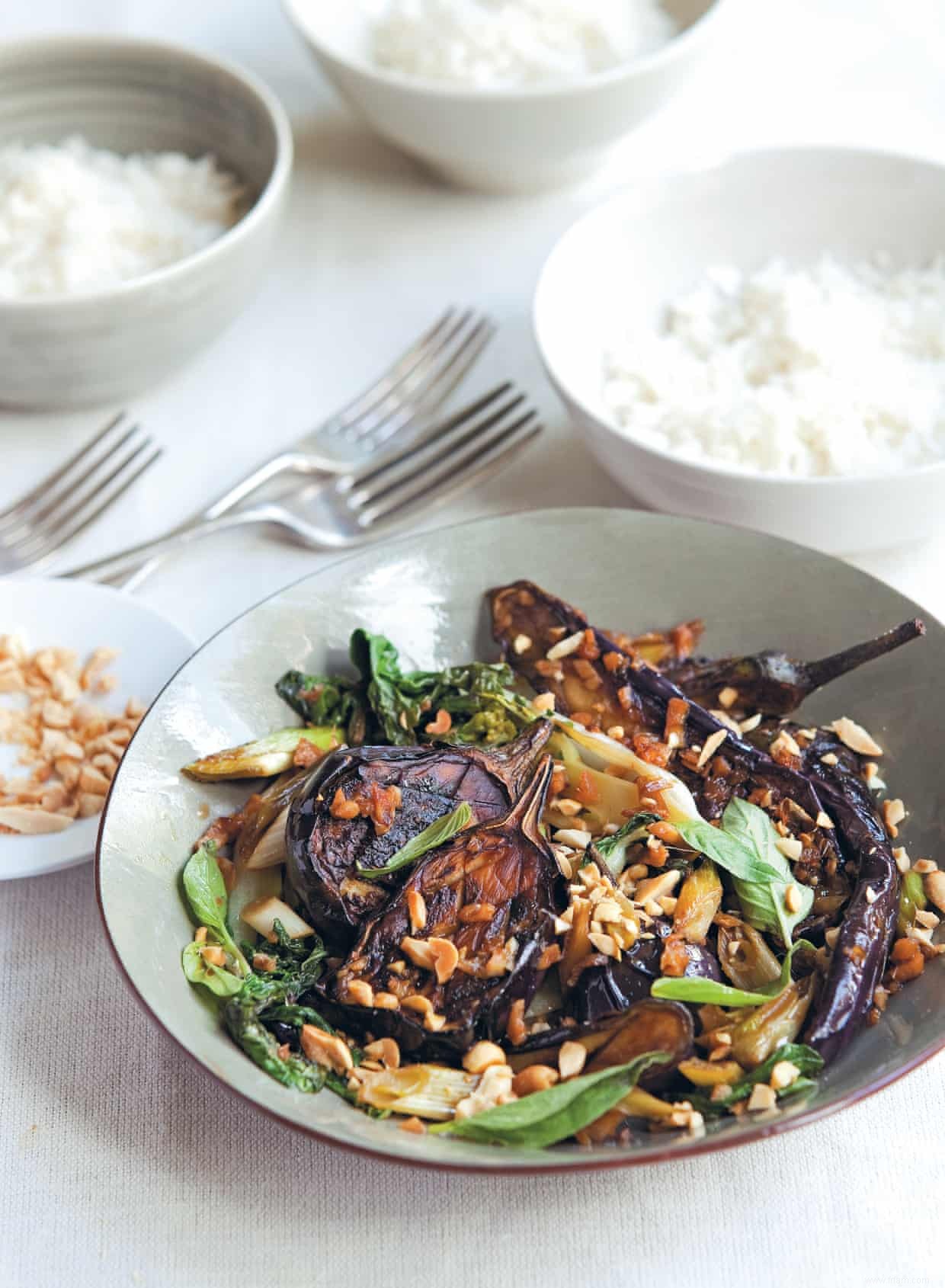 Recette de mini-aubergines braisées d Alice Hart avec bok choy, cacahuètes et basilic thaï 