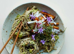 Les recettes d Anna Jones pour les nouilles aux cacahuètes et le double soba au gingembre 