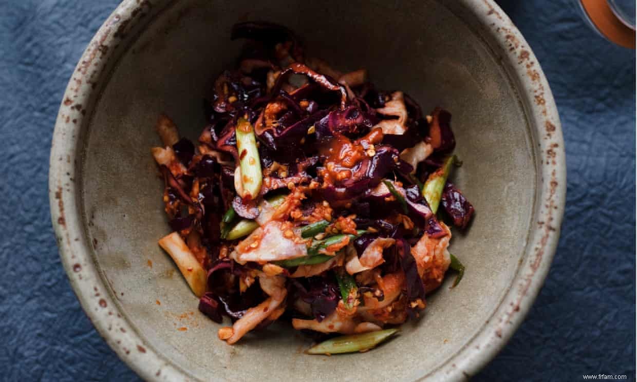 Recettes de kimchee et poitrine de poulet rôtie de Nigel Slater avec cornichon au chou 