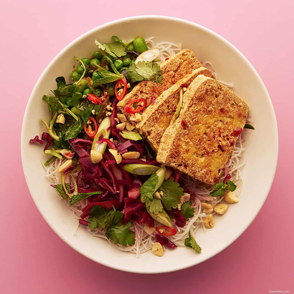 Salade de nouilles végétaliennes aux légumes de printemps avec chou mariné 