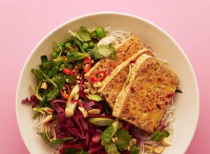 Salade de nouilles végétaliennes aux légumes de printemps avec chou mariné 