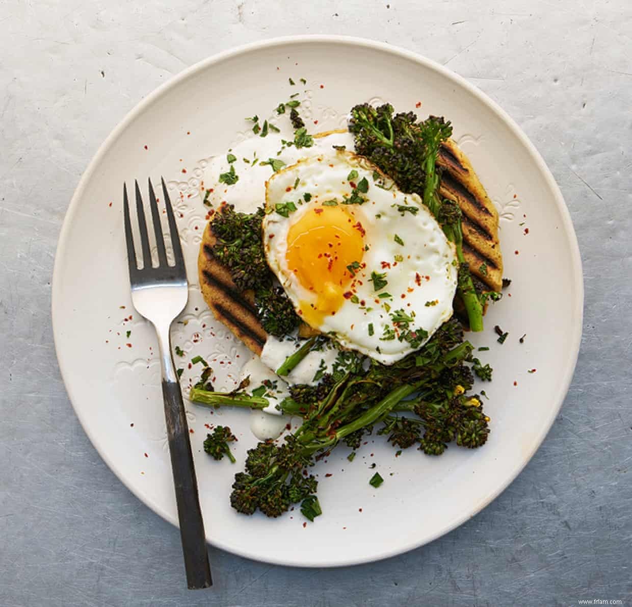 La recette de Thomasina Miers pour les galettes de zaatar avec un œuf au plat 