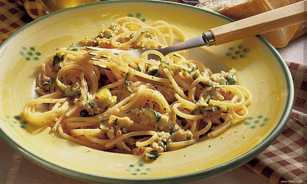 La recette de Theo Randall pour les spaghettis aux courgettes, oignons et basilic 