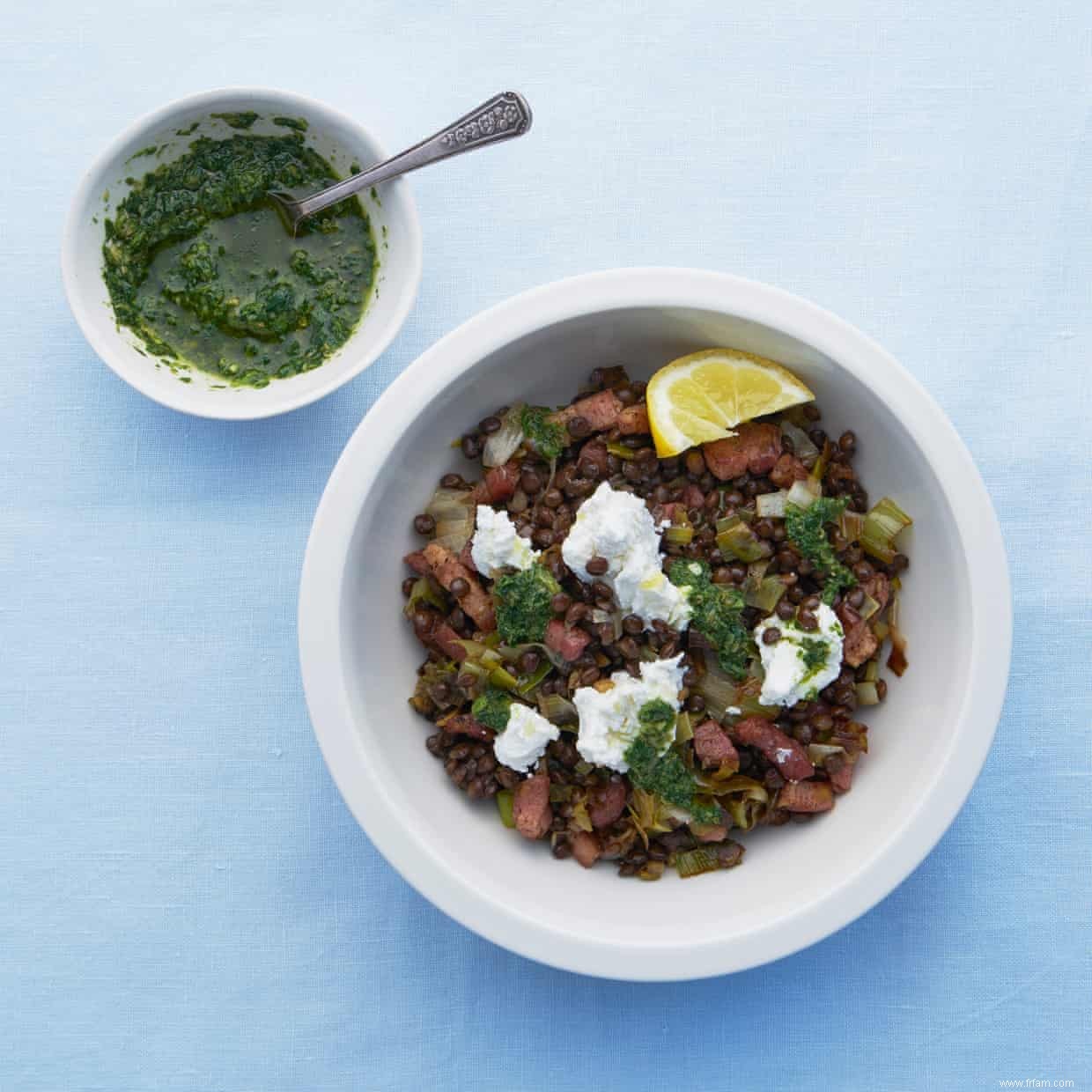 Recette de Thomasina Miers pour les lentilles à la pancetta, caillé de chèvre et salsa verde 