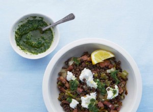 Recette de Thomasina Miers pour les lentilles à la pancetta, caillé de chèvre et salsa verde 