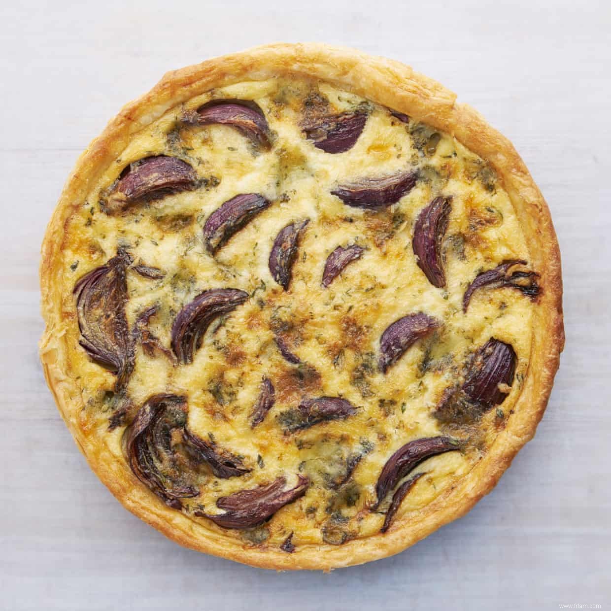 La recette de Thomasina Miers pour la tarte aux oignons braisés au balsamique et au fromage bleu 