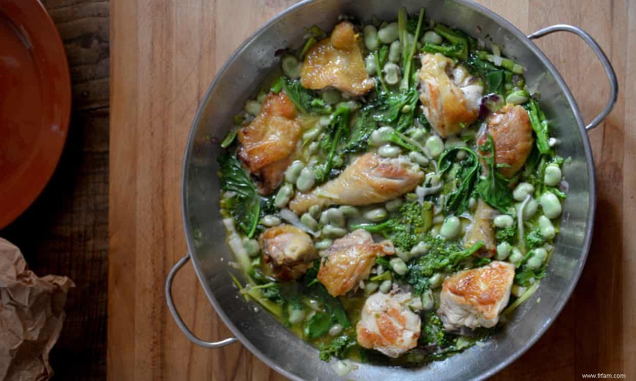 La recette de Rachel Roddy pour le poulet et les légumes du printemps 